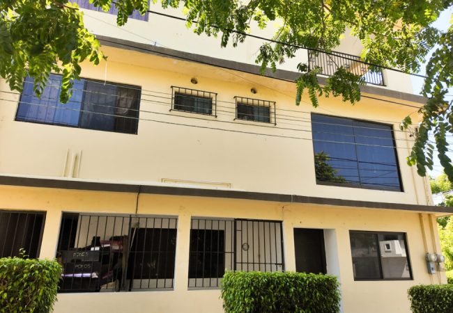 Casa en venta de 5 recámaras en colonia Vergel, Tampico, con terraza en el tercer nivel